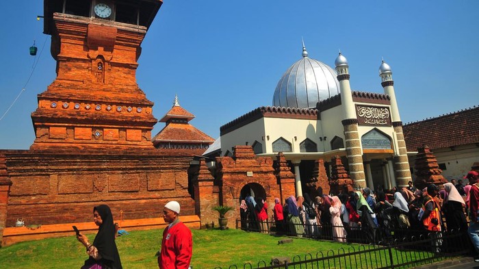 Libur Maulid Nabi, Masjid Menara Kudus Ramai Wisatawan Sejumlah wisatawan mengunjungi kompleks Masjid Menara Kudus peninggalan Sunan Kudus di Desa Kauman, Kudus, Jawa Tengah, Kamis (28/9/2023). Kompleks masjid bersejarah yang dibangun pada tahun 1549 Masehi tersebut banyak dikunjungi wisatawan khsusnya saat liburan Maulid Nabi Muhammad SAW yang mampu menggerakkan ekonomi usaha mikro kecil dan menengah (UMKM). ANTARA FOTO/Yusuf Nugroho/YU