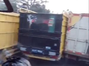 Macet Hingga 4 Baris Truk Saling Dempet di Batanghari, Begini Faktanya