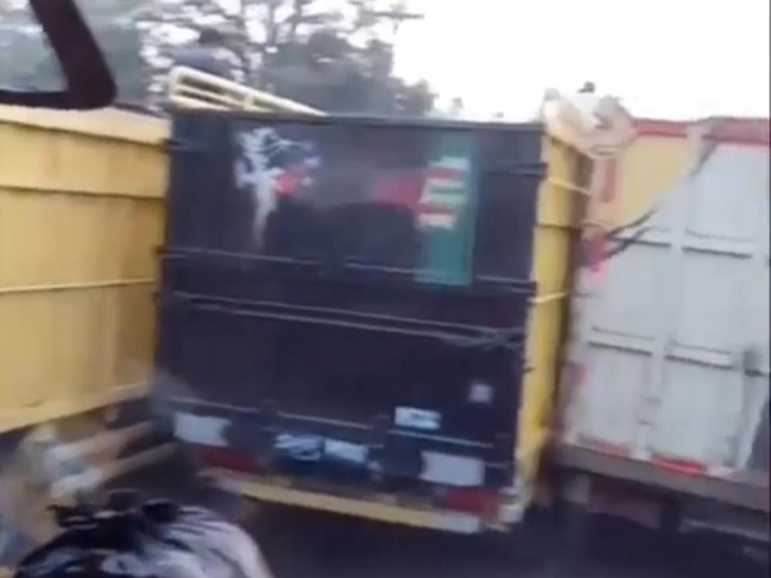 Macet di Batanghari hingga empat baris truk saling dempet.