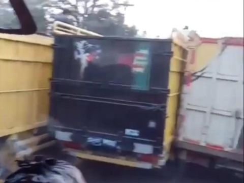 Macet di Batanghari hingga empat baris truk saling dempet.