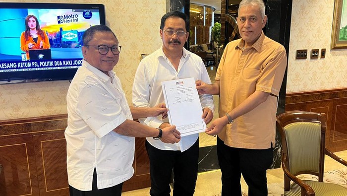Mantan Gubernur Kepri, Nurdin Basirun saat menerima SK penetapannya sebagai Plt Ketua DPD Hanura Kepri di Jakarta.