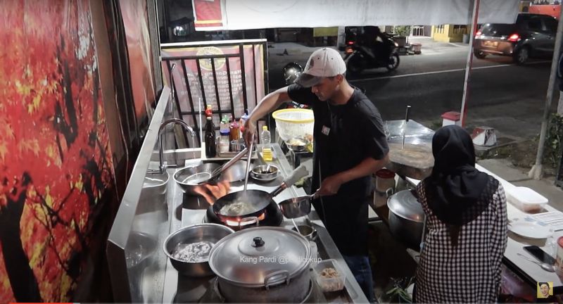 Masakannya Mantul! 5 Mantan Chef Resto China Ini Kini Buka Warung Kaki Lima