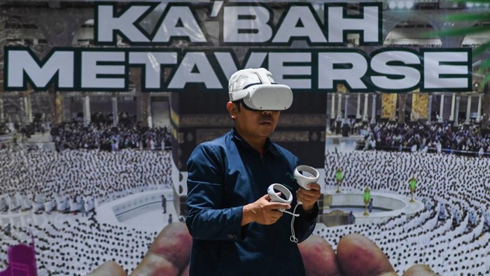 Mengunjungi Masjidil Haram Secara Virtual Lewat Ka’bah Metaverse Seorang warga memakai oculus untuk melihat simulasi Masjidil Haram di Kantor Majelis Ulama Indonesia (MUI) Kota Tangerang, Tangerang, Banten, Kamis (28/9/2023). MUI Kota Tangerang bersama Badr Interactive menyelenggarakan Ka'bah Metaverse guna membantu masyarakat yang ingin merasakan pengalaman virtual di kawasan Masjidil Haram, Arab Saudi. ANTARA FOTO/Sulthony Hasanuddin/foc.