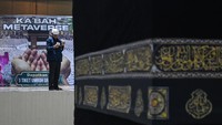 Seorang warga memakai oculus untuk melihat simulasi Masjidil Haram di Kantor Majelis Ulama Indonesia (MUI) Kota Tangerang, Tangerang, Banten, Kamis (28/9/2023). 