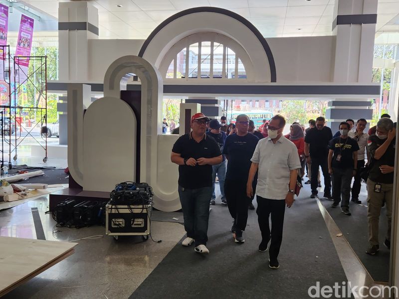 Menteri Perhubungan Budi Karya Sumadi meninjau persiapan Hub Space X KAI Expo 2023. Expo ini digelar dalam rangka Hari Perhubungan Nasional.