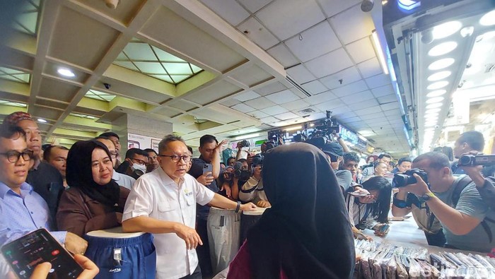 Menteri Perdagangan (Mendag) Zulkifli Hasan cek Tanah Abang setelah sehari sebelumnya melarang media sosial berjualan, termasuk TikTok shop
