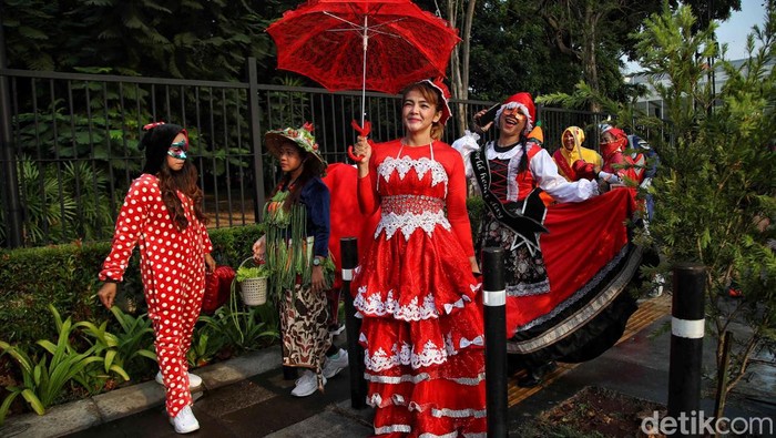 Jalan sehat 'Indonesia Heart Walk 2023' digelar di kawasan Gelora Bung Karno (GBK), Jakarta. Para peserta pun antusias mengikutinya, Kamis (28/9/2023).
