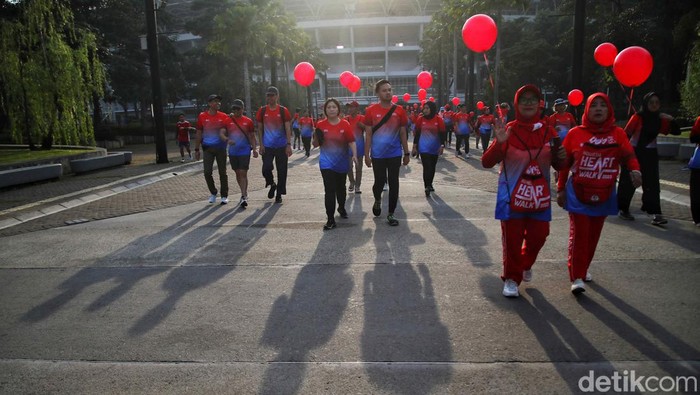 Jalan sehat 'Indonesia Heart Walk 2023' digelar di kawasan Gelora Bung Karno (GBK), Jakarta. Para peserta pun antusias mengikutinya, Kamis (28/9/2023).