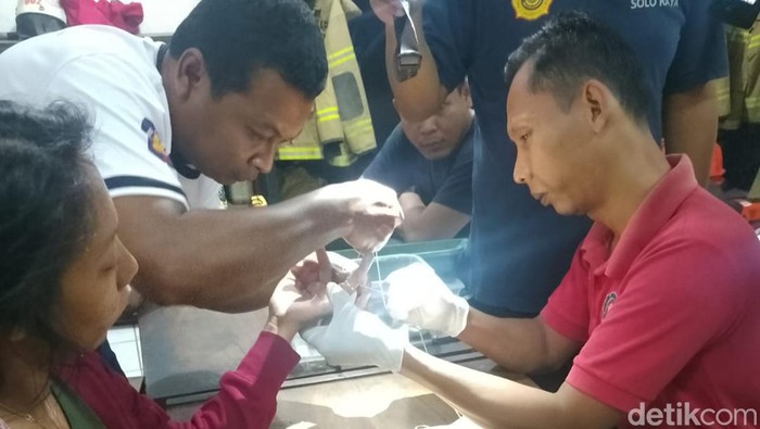 Momen Damkar Klaten melepaskan cincin dari jari ibu hamil yang bengkak, Kamis (28/9/2023) malam.