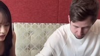 Di antara beberapa lauk, Happy Asmara pun memperkenalkan lauk rendang Padang. Tak lama kemudian, Alan Walker mencobanya. Foto: Instagram @happy_asmara77 / Youtube