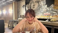 Di sebuah restoran, terlihat pelantun lagu ‘Rungkad’ itu menikmati hidangan steak dan buah semangka. Foto: Instagram @happy_asmara77 / Youtube