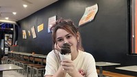 Happy Asmara juga pernah mampir makan es krim di sebuah gerai cepat saji nih. Sepertinya, es krimnya tampak lezat. Foto: Instagram @happy_asmara77 / Youtube