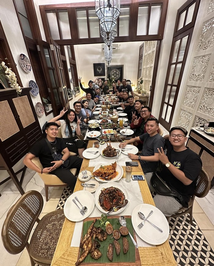 Momen Happy Asmara Ajak Alan Walker Makan Nasi Padang hingga Kulineran Seru Momen Happy Asmara Ajak Alan Walker Makan Nasi Padang hingga Kulineran Seru
