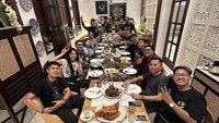 Kalau ini momen saat Happy Asmara lagi kulineran seru, makan makanan Indonesia bersama teman-temannya. Foto: Instagram @happy_asmara77 / Youtube