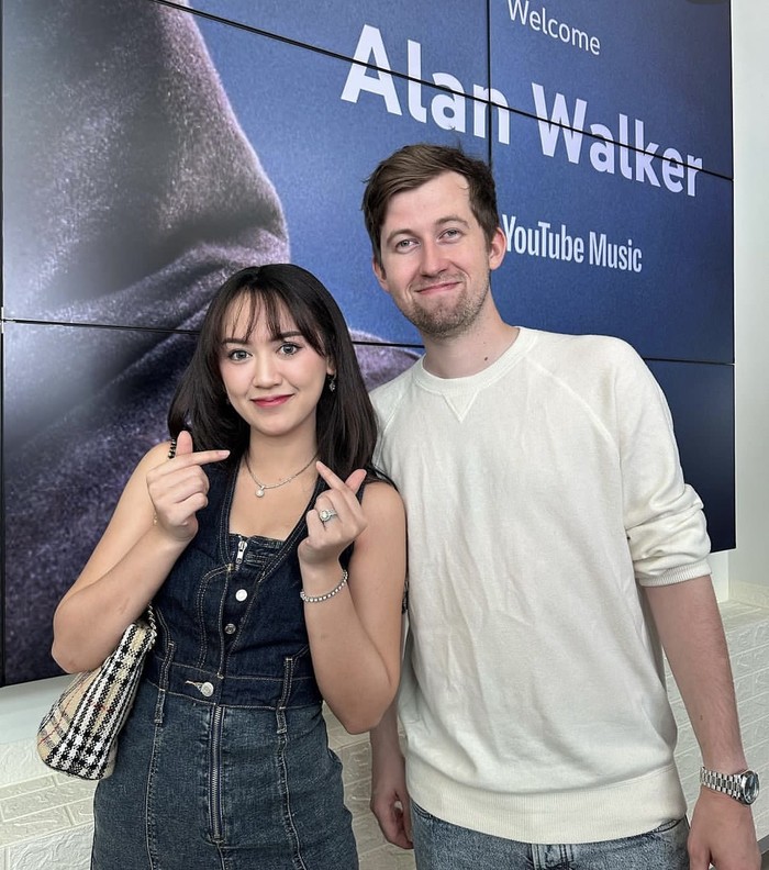 Momen Happy Asmara Ajak Alan Walker Makan Nasi Padang hingga Kulineran Seru Momen Happy Asmara Ajak Alan Walker Makan Nasi Padang hingga Kulineran Seru