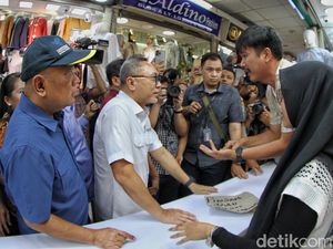 Kunjungi Pasar Tanah Abang, Mendag Zulhas Borong Baju-Aksesoris