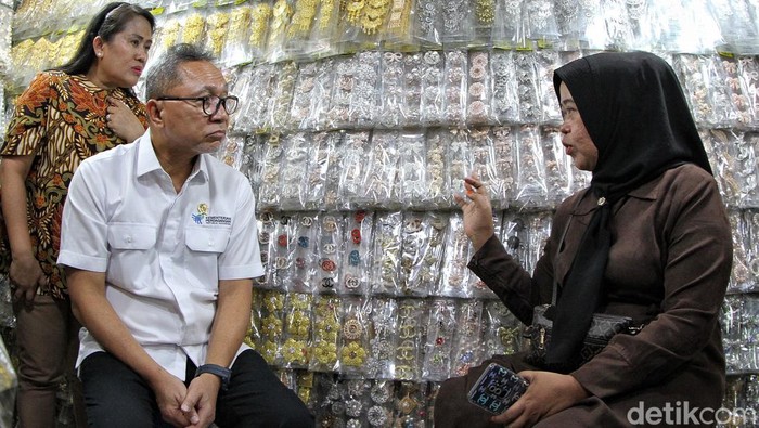 Momen Mendag Kunjungi Pasar Tanah Abang dan Dicurhati Pedagang Menteri Perdagangan Zulkifli Hasan (Zulhas) meninjau aktivitas pasar di Pasar Tanah Abang, Jakarta Pusat, Kamis (28/9/2023). Zulhas berdiskusi dengan para pedagang, mendengar keluhan dan berdialog terkait aktivitas transaksi di pasar tersebut. Sebelumnya, Pasar Tanah Abang menjadi sorotan lantaran jumlah kunjungan dan transaksi menurun drastis akibat perdagangan online. Pemerintah melalui Kementrian Perdagangan merespon dengan melarang penjualan lewat sosial comerse TikTok.