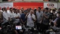 Sebelumnya, Pasar Tanah Abang menjadi sorotan lantaran jumlah kunjungan dan transaksi menurun drastis akibat perdagangan online. Pemerintah melalui Kementrian Perdagangan merespons dengan melarang penjualan lewat sosial comerse TikTok. 