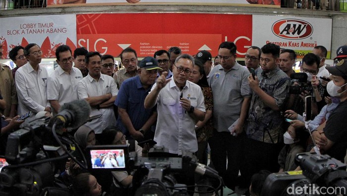 Menteri Perdagangan Zulkifli Hasan (Zulhas) meninjau aktivitas pasar di Pasar Tanah Abang, Jakarta Pusat, Kamis (28/9/2023). Zulhas berdiskusi dengan para pedagang, mendengar keluhan dan berdialog terkait aktivitas transaksi di pasar tersebut. Sebelumnya, Pasar Tanah Abang menjadi sorotan lantaran jumlah kunjungan dan transaksi menurun drastis akibat perdagangan online. Pemerintah melalui Kementrian Perdagangan merespon dengan melarang penjualan lewat sosial comerse TikTok.