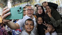 Zulhas juga sempat berswafoto dengan sejumlah pedagang dan anak-anak di pasar tersebut. Meski demikian, Zulhas meminta pedagang juga belajar untuk berjualan online. Dia mendorong agar pedagang Tanah Abang juga memasukan dagangannya melalui e-commerce.