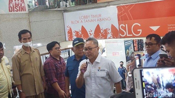 Momen Pedagang Tanah Abang Curhat ke Zulhas Keluhkan TikTok Shop Menteri Perdagangan Zulkifli Hasan meninjau pedagang Pasar Tanah Abang. Pada kesempatan itu, Zulhas itu berkeliling ke pedagang-pedagang Tanah Abang blok A, Kamis (28/9/2023).