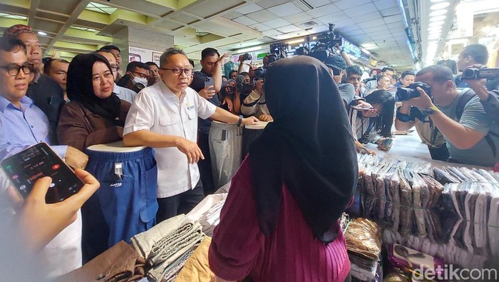 Momen Pedagang Tanah Abang Curhat ke Zulhas Keluhkan TikTok Shop Menteri Perdagangan Zulkifli Hasan meninjau pedagang Pasar Tanah Abang. Pada kesempatan itu, Zulhas itu berkeliling ke pedagang-pedagang Tanah Abang blok A, Kamis (28/9/2023).