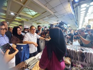 Zulhas Temukan Jomplangnya Harga di Pasar Grosir Asemka Vs TikTok Shop