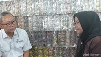 Lebih lanjut, Zulhas juga mengungkap bagaimana pedagang Tanah Abang kalah saing dengan perdagangan online. Dia mencontohkan skema predatory pricing yang dilakukan oknum pedagang di TikTok.  