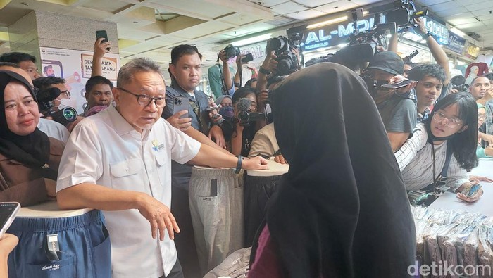 Momen Pedagang Tanah Abang Curhat ke Zulhas Keluhkan TikTok Shop Menteri Perdagangan Zulkifli Hasan meninjau pedagang Pasar Tanah Abang. Pada kesempatan itu, Zulhas itu berkeliling ke pedagang-pedagang Tanah Abang blok A, Kamis (28/9/2023).