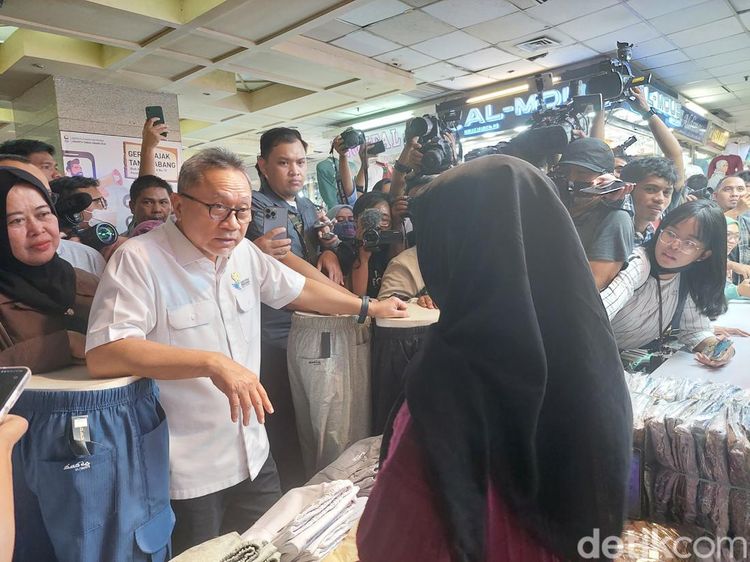 Momen Pedagang Tanah Abang Curhat ke Zulhas Keluhkan TikTok Shop