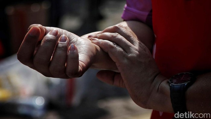 Ratusan peserta mengikuti pemecahan rekor MURI Meraba Nadi Sendiri dalam acara Hari Jantung Sedunia di GBK, Jakarta, Kamis (28/9/2023).