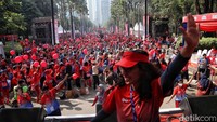 Ribuan peserta mengikuti pemecahan rekor MURI Meraba Nadi Sendiri dalam acara Hari Jantung Sedunia di GBK, Jakarta, Kamis (28/9/2023). 