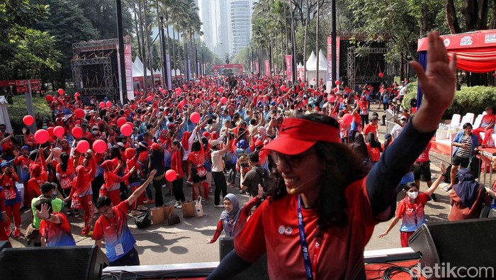 Ratusan peserta mengikuti pemecahan rekor MURI Meraba Nadi Sendiri dalam acara Hari Jantung Sedunia di GBK, Jakarta, Kamis (28/9/2023).