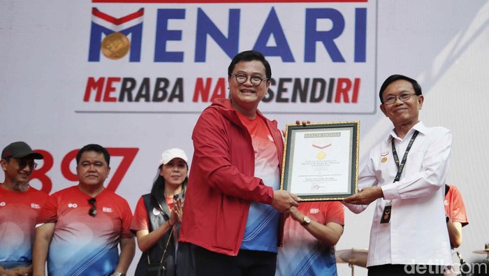 Ratusan peserta mengikuti pemecahan rekor MURI Meraba Nadi Sendiri dalam acara Hari Jantung Sedunia di GBK, Jakarta, Kamis (28/9/2023).