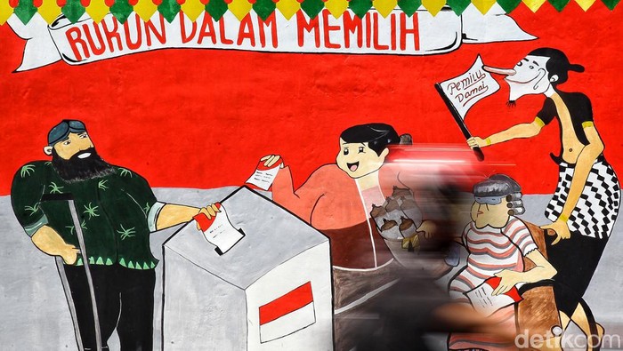 Mural Pemilu Damai Mulai Hiasi Sudut-sudut Ibu Kota Warga berjalan di depan mural bertema Pemilu 2024 di Jl Perjuangan, Kebon Jeruk, Jakarta Barat, Kamis (28/9/2023). Pemilu serentak Pilpres, Pileg dan Pilkada akan dilakukan 14 Februari mendatang. Semua pihak berharap proses pemilu berlangsung damai dan jurdil dengan partisipasi tinggi dari masyarakat.