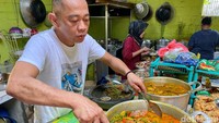 Di dapurnya, Nyak Kopsah menunjukkan menu baru. Gulai kepala ikan kakap ini diracik dengan banyak cabe rawit sehingga pedas segar.