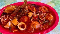 Kalau ini menu Oseng Mix seharga Rp 75 ribu. Isinya ada ayam, cumi, dan udang.