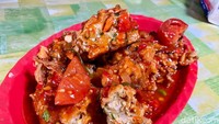 Fuyunghai berporsi besar ini bisa dinikmati sampai 3 orang lho. Teksturnya tebal dengan isian udang dan balutan sambal asam manis. Harganya Rp 65 ribu.