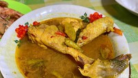 Menu baru di warung Nyak Kopsah nih! Garang asem ayam kampung dibanderol Rp 40 ribu.
