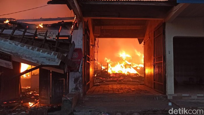 Pasar Slogohimo Wonogiri kebakaran, Kamis (28/9/2023). Api diketahui sejak pukul 16.00 WIB.