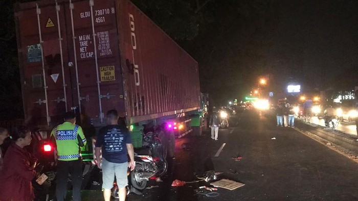 Pasutri di Malang tewas usai tabrak truk kontainer