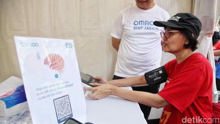 Sejumlah warga memeriksa stroke dengan aplikasi Omron saat acara Hari Jantung Sedunia di GBK, Kamis (28/9/2023).