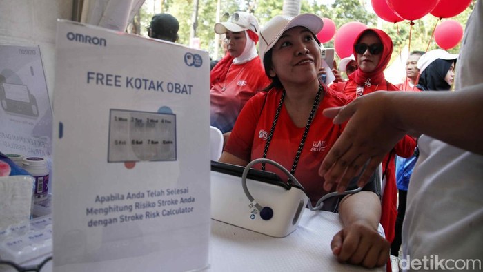 Sejumlah warga memeriksa stroke dengan aplikasi Omron saat acara Hari Jantung Sedunia di GBK, Kamis (28/9/2023).