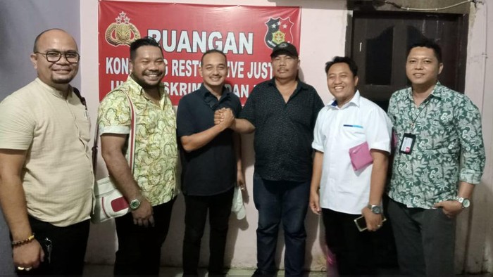 Pemuda Pancasila Medan dan tim legal Mie Gacoan mediasi di Polsek Medan Kota. (Istimewa).