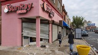 Masyarakat mengamati kerusakan akibat vandalisme di Philadelphia, AS, Rabu (27/9/2023). AP/Alejandro A. Alvarez/The Philadelphia Inquirer