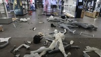 Peristiwa penjarahan, yang menurut Komisaris Polisi John Stanford dilakukan oleh sekelompok orang yang jumlahnya mencapai seratus atau lebih, terjadi ketika pengutilan terorganisir dan pencurian kecil-kecilan sedang meningkat di Amerika Serikat. AP/Elizabeth Robertson 