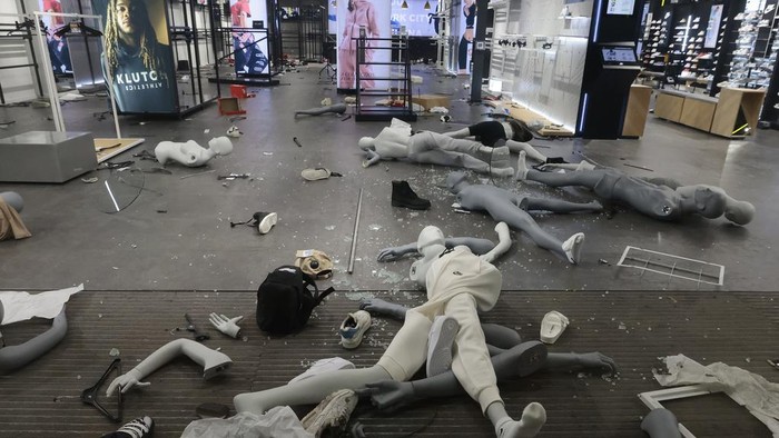 A retail shop was damaged, Wednesday, Sept. 27, 2023, Philadelphia. A flash mob-style ransacking and vandalism to downtown stores Tuesday night came after a peaceful protest over a judge’s decision to dismiss murder and other charges against a Philadelphia police officer who shot and killed a driver, Eddie Irizarry, through a rolled-up window. (Elizabeth Robertson/The Philadelphia Inquirer via AP)