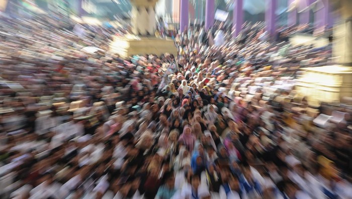 Peringatan Maulid Nabi Muhammad SAW di Masjid Agung Jateng Ulama Habib Umar Al Muthohar (kanan) menyampaikan ceramah di depan umat Islam dalam acara Haflah Maulidurrosul 1445 Hijriah di Masjid Agung Jawa Tengah (MAJT), Semarang, Jawa Tengah, Kamis (28/9/2023). Kegiatan kajian dan selawat yang dihadiri ribuan umat Islam dari berbagai daerah di Jawa Tengah tersebut digelar remaja islam masjid serta pengelola MAJT untuk memperingati Maulid Nabi Muhammad SAW 1445 Hijriah. ANTARA FOTO/Makna Zaezar/YU