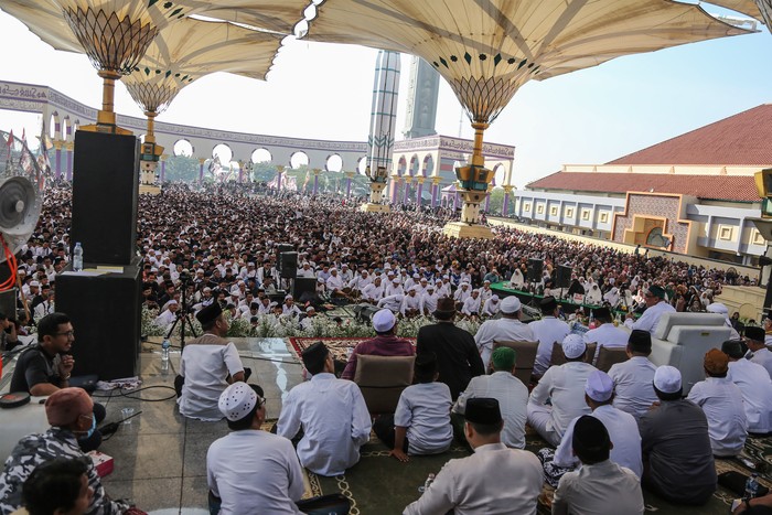 Ulama Habib Umar Al Muthohar (kanan) menyampaikan ceramah di depan umat Islam dalam acara Haflah Maulidurrosul 1445 Hijriah di Masjid Agung Jawa Tengah (MAJT), Semarang, Jawa Tengah, Kamis (28/9/2023). Kegiatan kajian dan selawat yang dihadiri ribuan umat Islam dari berbagai daerah di Jawa Tengah tersebut digelar remaja islam masjid serta pengelola MAJT untuk memperingati Maulid Nabi Muhammad SAW 1445 Hijriah. ANTARA FOTO/Makna Zaezar/YU