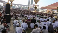 Ulama Habib Umar Al Muthohar (kanan) menyampaikan ceramah di depan umat Islam dalam acara Haflah Maulidurrosul 1445 Hijriah di Masjid Agung Jawa Tengah (MAJT), Semarang, Jawa Tengah, Kamis (28/9/2023). 